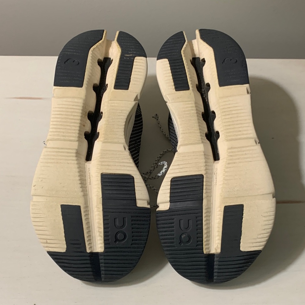 On Cloud Women's Black and White Athletic Shoes | Size 7 - Picture 9 of 11